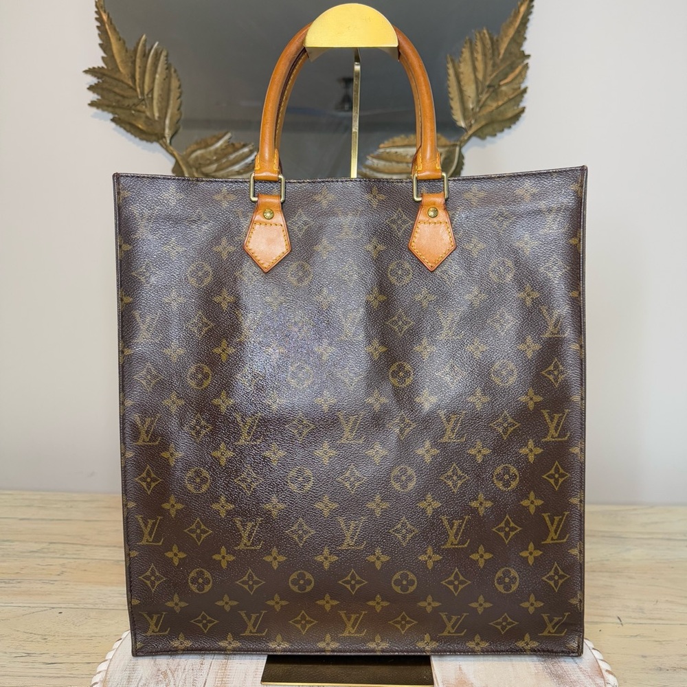 Louis Vuitton ‘Sac Plat’ Monogram Tote - Picture 4 of 9